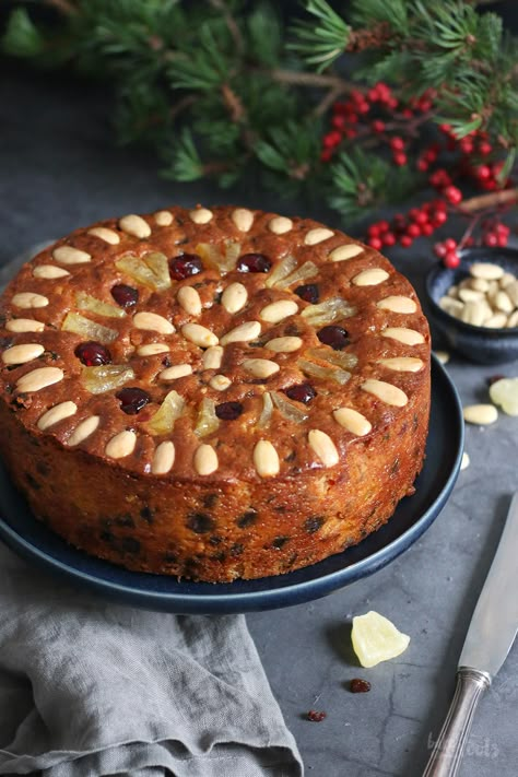 Savoy Cake Victorian, Christmas Tiffin, Victorian Fruitcake Torte, Christmas Fruit Cake Decoration, Alternative Christmas Cake, Christmas Fruit Cake, British Christmas Food, Traditional Christmas Baking, Candied Pineapple