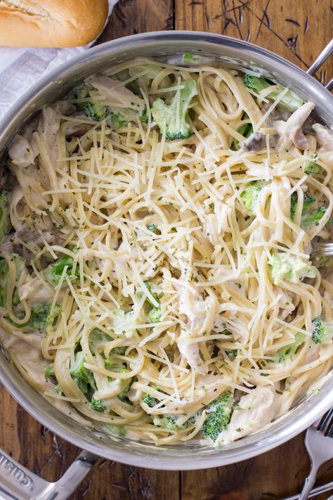 Turkey alfredo lets you use up turkey leftovers, but can also use chicken leftovers to make a fast cheap and easy dinner. 15 minute meal (which is much better than a 30 minute meal haha) and one of my favorite cheap and quick dinner ideas. Turkey Alfredo, Best Turkey Soup, Perfect Turkey Recipe, Chicken Leftovers, Alfredo Recipes, Busy Budgeter, Turkey Leftovers, Turkey Soup Recipe, Leftover Recipes