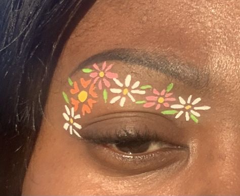 Flower Liner Makeup, Floral Eyeliner, Floral Eye Makeup, Flower Eyeliner, Colourful Eyeliner, Eyeliner Designs, Eye Decor, Simple Butterfly, Graphic Eyeliner