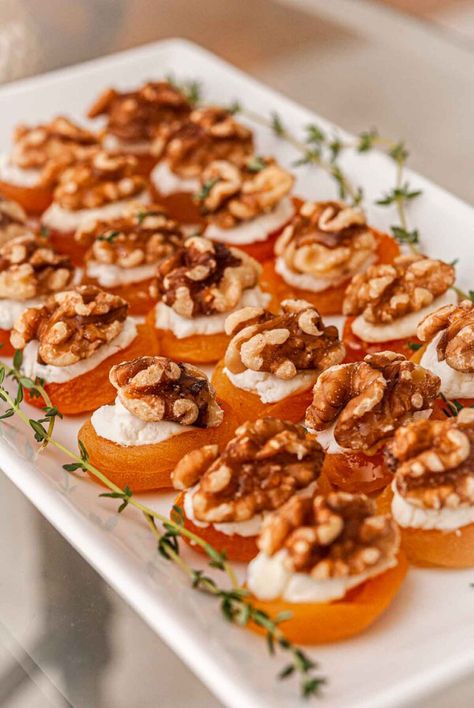 These elegant apricot appetizers are topped with goat cheese, walnuts, and a drizzle of honey. Easy appetizers that make a big impression! Fancy Brunch Appetizers, Easy But Elegant Appetizers, Dried Apricot Goat Cheese Appetizer, High Class Appetizers, Fancy Cheese Appetizers, High End Party Food, Fall Small Bites, White Christmas Appetizers, Fancy Horderves