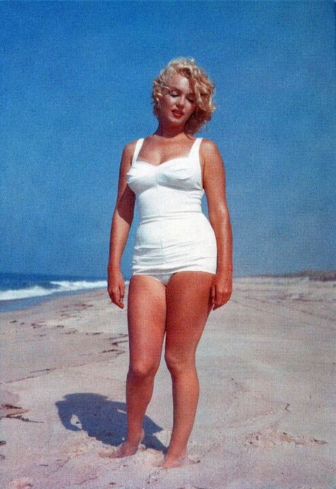 A real woman has real curves Stars D'hollywood, White Bathing Suit, Marilyn Monroe Art, Annie Leibovitz, Marilyn Monroe Photos, Norma Jean, Actrices Hollywood, Norma Jeane, Blonde Bombshell