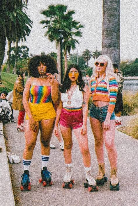 credit to owner (pls tell me who they are if you know) #rollerskating #rollerskates #rollerdisco #disco #discoaesthetic #aestheticedits #aestheticart #70saesthetic #60sfashion #80saesthetic 70s Roller Skating Outfits, 80s Roller Skating Outfit, Disco Roller Skating, Look Disco, Skate Outfit, Roller Skating Outfits, Roller Skating Party, Skating Aesthetic, Roller Disco