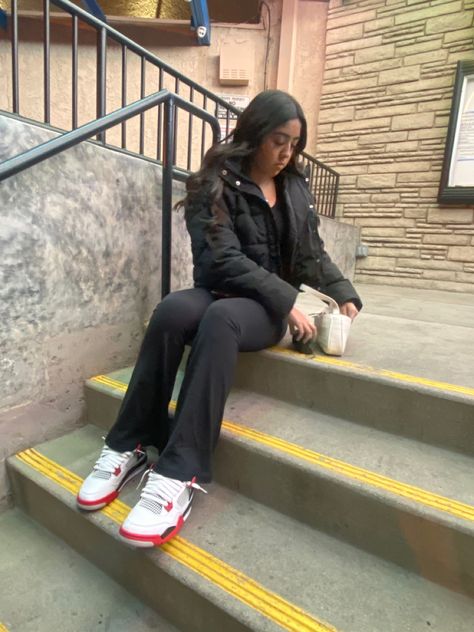 Jordan 4 Retro Bred Outfit, Jordan 4s Outfit Women, 4s Outfit Women, Black Flares Outfit, Outfit Jordan 4, Jordan 4s Outfit, Flares Outfit, Jordan 4 Thunder, 4s Outfit