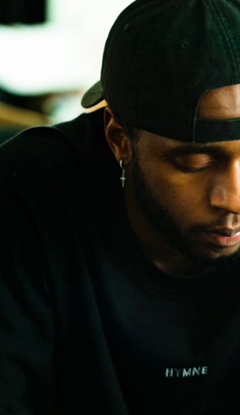 6lack Wallpaper, Dark Rapper Aesthetic Wallpaper, 6lack Aesthetic, Black And White Rapper Aesthetic, Black And White Wallpaper Rappers, Black White Rapper Aesthetic, Dark Rapper Aesthetic, Hip Hap, Rappers Aesthetic