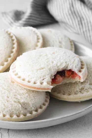 Copycat Recipe: DIY Uncrustables Sandwiches | eHow Nutella Uncrustables Diy, Crustable Sandwich, Bowling Snacks, Uncrustables Recipes, Uncrustables Diy, Diy Uncrustables, Sandwich Cakes, Soul Vibes, Deep Fried Oreos