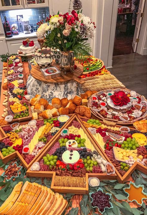 Platter Boards Diy, Xmas Grazing Table Ideas, Christmas Tableau Ideas, Xmas Grazing Table, Grazing Christmas Table, Christmas Charcuterie Countertop, Christmas Table Appetizers, Christmas Grazing Table Ideas Diy, Grazing Board Christmas