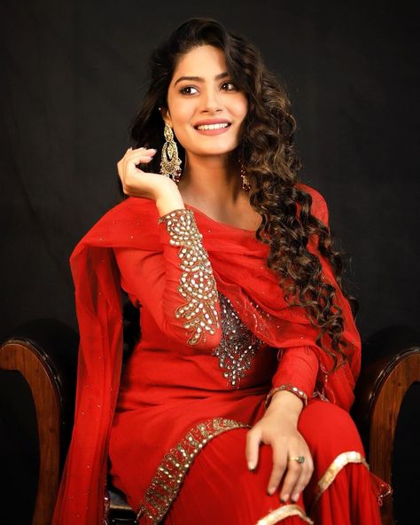 Krishna Mukherjee, Easy Frame, Indian Tv Actress, Beautiful Photo, Krishna, Red Leather Jacket, Follow Me, Fashion Dresses, Saree