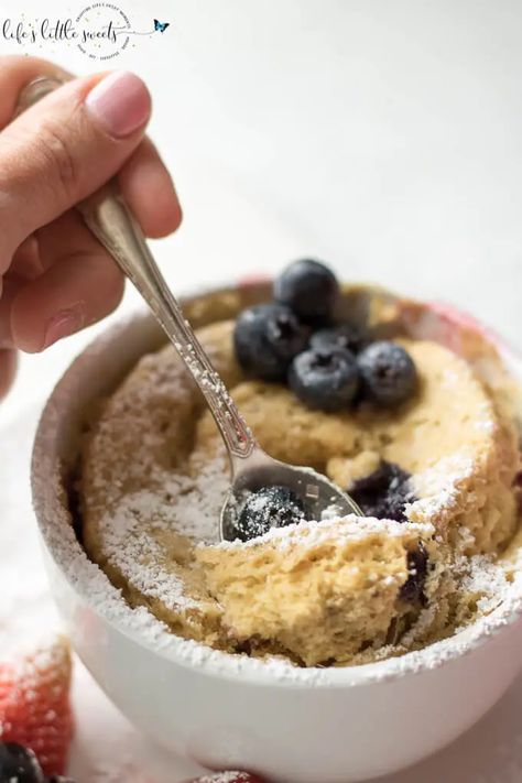 This Easy Breakfast Mug Cake is made with Kodiak Cakes Energy Packed Flapjack and Waffle Mix and topped with raspberries, blackberries, strawberries and blueberries. This is an easy, tasty and satisfying breakfast hack. @kodiakcakes @kodiakcakes #mugcake #cake #mug #berries #breakfast #confectionerssugar #blueberries #strawberries #raspberries #blueberries Breakfast Mug Cake, Berries Breakfast, Kodiak Cakes Recipe, Kodiak Pancakes, Breakfast Mug, Muffin In A Mug, Breakfast Hack, Protein Mug Cakes, Strawberries And Blueberries