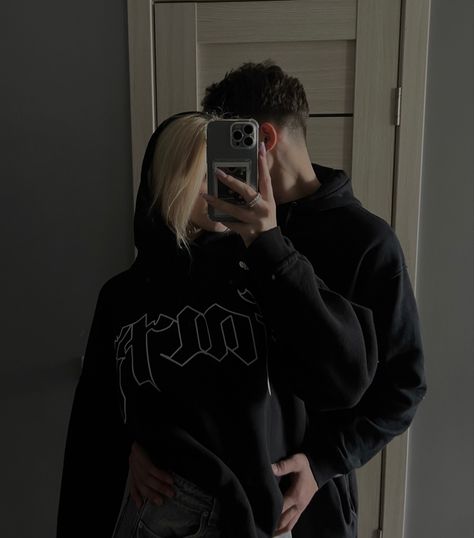 Aesthetic 
Couple 
Romantic 
Photo pose 
Trendy 
Hoodie
Black hoodie 
Oversize 
Mirror picture No Face Couples Photos, Shy Boyfriend Couple Pictures, Anonymous Couple Pictures, Selfie Couple Photo Ideas Instagram, Couple Poses Mirror Selfie, Hiding Boyfriend Face Pictures, Idee Photo Couple, Couple Poses Without Face, Couple Mirror Selfie Aesthetic Faceless