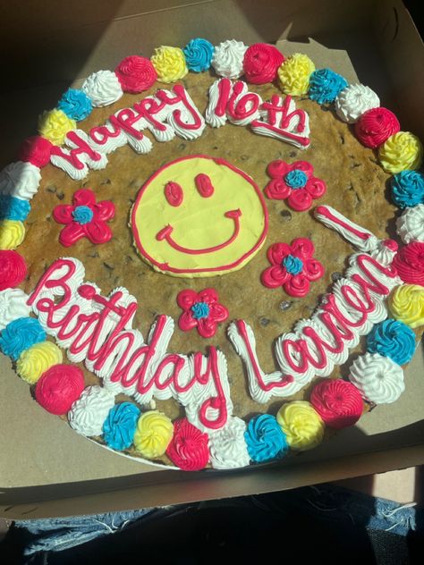 Smiley Cakes Ideas, Preppy Birthday Cookie Cake, Smiley Face Cake Happy Birthday, Smiley Face Party Ideas, Preppy Cookie Cake Design, Smiley Cookie Cake, Cookie Cake Preppy, Cake Ideas Preppy, Preppy Smiley Face Cake