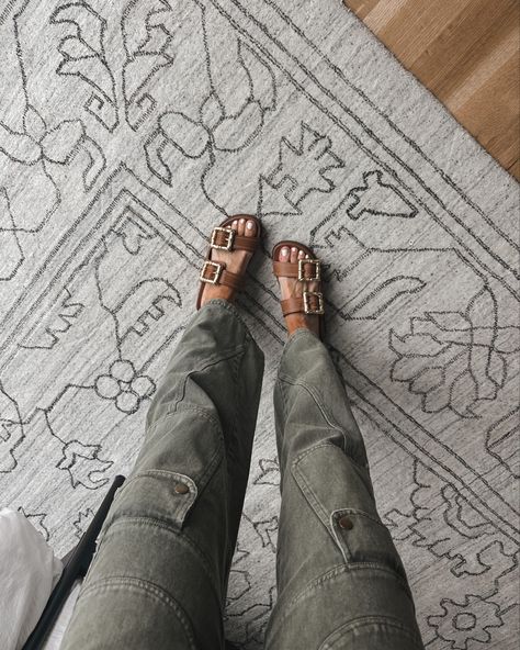 Cargo Pants And Sandals Outfit, Cargo Pants And Sandals, Cargo Pants With Sandals, Neutral Sandals, Cargo Pants Outfit, Pant Trends, Sandals Outfit, Utility Pants, Pants Outfit