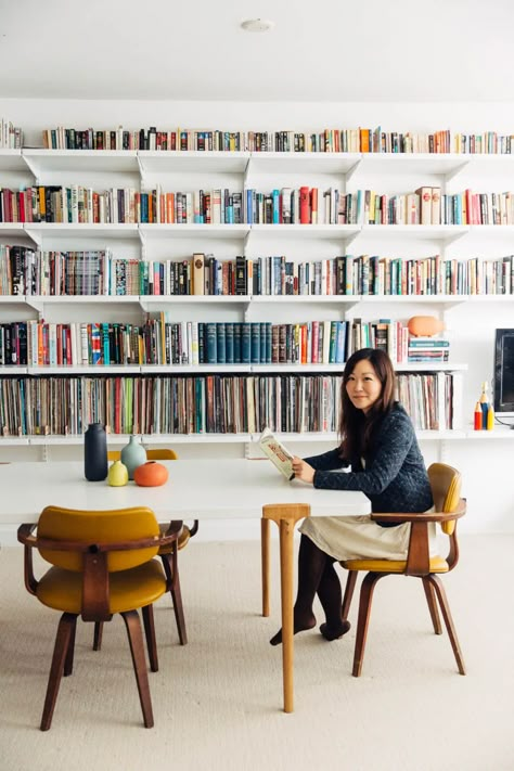 Cluttered Living Room, Books And Records, Beautiful Bookshelf, Bibliotheque Design, Bookshelves In Living Room, Heath Ceramics, Bookcase Wall, Home Library Design, Casa Vintage