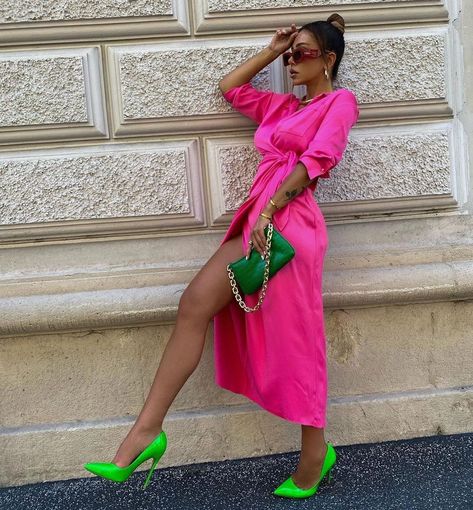 Green Heels Outfit, Ropa Color Neon, Fuchsia Outfit, Prom Dress Aesthetic, English Outfit, Colour Blocking Fashion, Spring Trends Outfits, Color Blocking Outfits, Fuchsia Dress