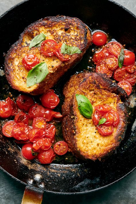 French Toast Recipe Savoury, Garlic French Toast, Things On Toast, French Toast Savory, Savory French Toast Recipe, Cherry Tomato Breakfast, Cherry Toast, Savory Toast, Savory French Toast