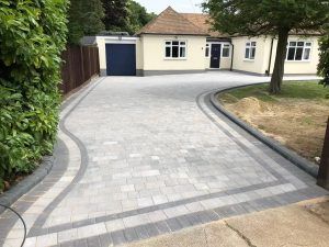 Driveway Pavers Design, Block Paving Patio, Diy Stone Patio, Imprinted Concrete Driveway, Front Driveway Ideas, Front Garden Ideas Driveway, Block Paving Driveway, Garden Ideas Driveway, Driveway Blocks