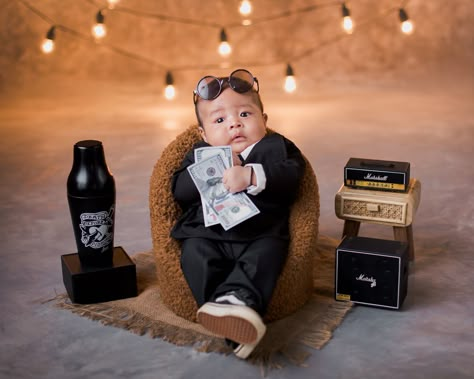 Monthly Milestone Picture Ideas For Boys, Birthday Photoshoot Ideas Boys, Baby Picture Outfits, Baby Photography Poses, Baby Birthday Photoshoot, Funny Baby Boy, Foto Newborn, Monthly Baby Pictures, Baby Photoshoot Boy