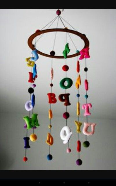 Movil colgante de letras Felt Numbers, Nursery Ceiling, Diy Baby Mobile, Alphabet Nursery, Diy Mobile, Toddler Rooms, Hanging Mobile, Toddler Bedrooms, Handmade Kids