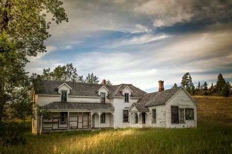 Abandoned farmhouse in Montana. I could live there.... Wheat Farm, Community Architecture, Montana Photography, Abandoned Farmhouse, Valley Photography, Timeless Farmhouse, Western Montana, Grist Mill, Big Sky Country