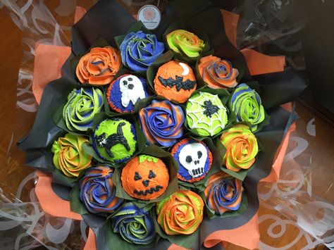 Halloween cupcake bouquet www.bakedblooms.com Cupcake Arrangements, Gluten Free Cupcakes Vanilla, Cupcakes Flores, Succulent Cupcakes, Cupcake Bouquets, Instead Of Flowers, Fondant Cupcake Toppers, Halloween Cupcake, Floral Cupcakes