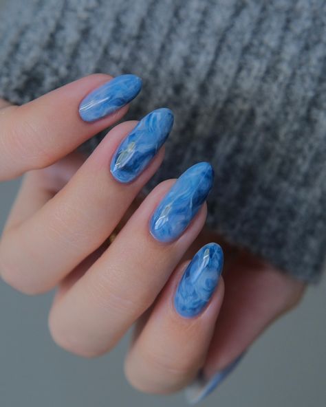 AD Smokey Marble💨🧊🌊 Products used @the_gelbottle_inc Blue Grass mixed with Blanc, Mayfair & Daisy Inspired by @sansungnails #smokeymarblenails #bluenails #marblenails #nailart #nailtutorial nail art, blue nails, dark nails, autumn nails Chrome Tips, Short Square Nails, Chrome Powder, For Stickers, Dark Nails, Be Amazing, Marble Nails, Autumn Nails, Chrome Nails