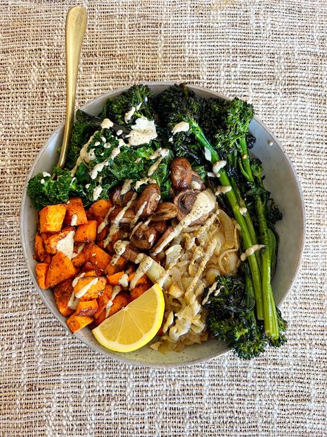 Sweet potato, caramelized onion, kale, broccolini, mushrooms and za'tar tahini sauce is such a good combo! Za Tar, Vegan Buddha Bowls, Kale Mushroom, How To Cook Kale, Vegan Buddha Bowl, Sweet Potato Kale, Buddha Bowls, Kale Recipes, Colorful Vegetables