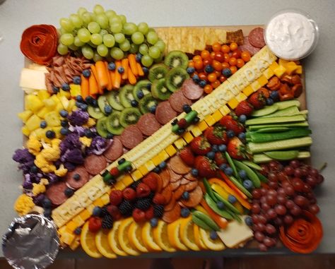 Race cars Car Themed Charcuterie Board, Tractor Charcuterie Board, Monster Truck Charcuterie Board, Race Car Charcuterie Board, Race Car Birthday Party Ideas Food, F1 Party, Nascar Party, Monster Truck Racing, Kid Snacks