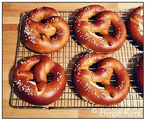 Pretzel Crust Pizza, European Baking, Homemade Pretzels Recipe, Bread Artisan, Pretzel Recipes, Bavarian Pretzel, Restaurant Foods, Themed Recipes, Soft Pretzel Recipe