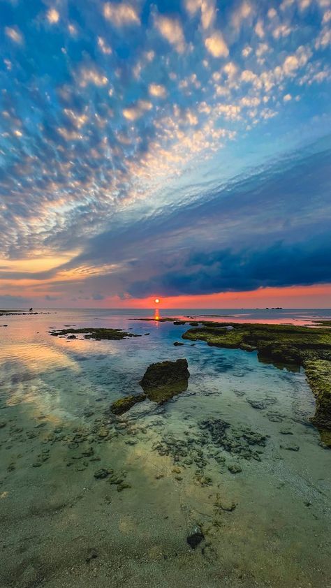 Epic sunset in Okinawa, Japan #OkinawaJapan #TravelJapan #Japantravel Okinawa Island Japan, Atla Visuals, Okinawa Wallpaper, Okinawa Japan Aesthetic, Okinawa Aesthetic, Japan Beaches, Japanese Beach, Street Sidewalk, Okinawa Beach