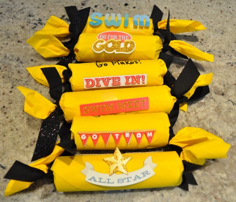 Football Homecoming Ideas, Cheer Spirit Sticks, Cheerleading Crafts, Team Spirit Crafts, Youth Cheerleading, Spirit Stick, Rally Idea, Cheerleading Ideas, Cheap Candy