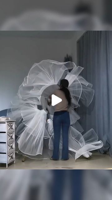 Flowerva Le on Instagram: "The birth of 2m+ pleated accordion yarn #wedding #mothersdaycelebration #fabriclovers😍😍 #creativegifts #Flowerva #weddingdecor #weddingdesign #designfabric #weddingflower #fabricdecor  #birthdayparty #SilkOrganza" Balloon And Paper Flower Backdrop, How To Make A Wedding Backdrop Diy, Backdrop Alternatives, Giant Flower Backdrop, Tulle Wedding Decorations, Wedding Ceremony Decorations Indoor, Trendy Party Decor, Wedding Draping, Creative Backdrops