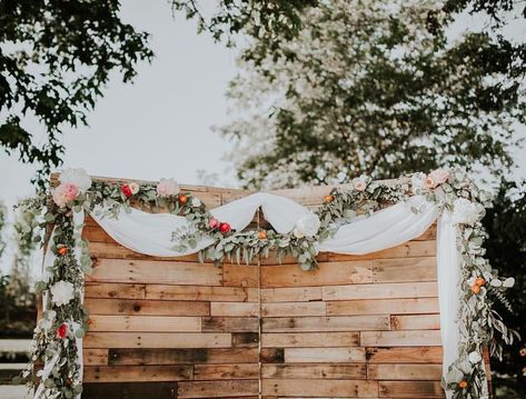 38 Floral #WeddingBackdrop Ideas for 2019  #dreamwedding Floral Wedding Backdrop, Wedding Backdrop Ideas, Pallet Backdrop, Pallet Wedding, Wood Backdrop, Flower Wall Backdrop, Wedding Ceremony Backdrop, Backdrop Ideas, Wedding Wall