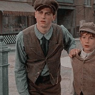 𝙙𝙖𝙫𝙞𝙙 𝙟𝙖𝙘𝙤𝙗𝙨 𝙞𝙘𝙤𝙣. Newsies 1992 Davey, Davey Jacobs Newsies, David Jacobs Newsies, David Moscow, Newsies Movie, Davey Jacobs, Racetrack Higgins, Newsies Live, Newsies 1992