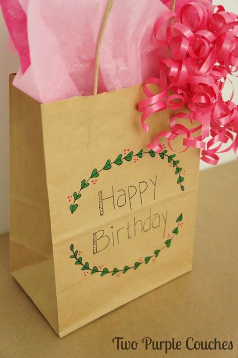 Make your own gift bag - how to customize a plain bag with hand-lettering and flourishes Paper Bag Decorating Ideas Birthday, Happy Birthday Gift Bag Ideas, Birthday Bag Decoration Ideas, Paper Bag Ideas Design, Birthday Paper Bag, Diy Gift Bag Decoration Ideas, Birthday Gift Bags Ideas, Paper Bag Design Diy, Birthday Bag Ideas