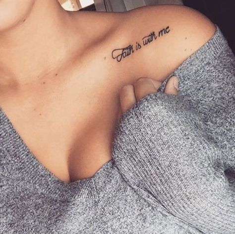 20 idées de tatouages pour vos clavicules - Les Éclaireuses Latin Tattoo, Quote Tattoos Placement, Places To Get Tattoos, Small Tattoo Placement, Quote Tattoos Girls, Bone Tattoos, Cool Small Tattoos, Collar Bone Tattoo, Collar Bone