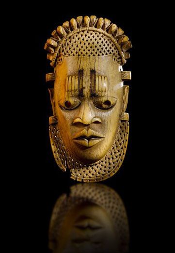 A 16th century Benin mask. Efforts have been ongoing for years to have the mask, which is said to represent the face of Queen Idia, the first Queen mother of Benin, be returned along with hundreds of other priceless artifacts looted from the Kingdom of Benin in 1897 during a “Punitive” invasion by the British. African Art Sculpture, African Festival, Benin Art, Traditional African Art, Benin Bronze, African Life, Ancient Kingdom, African Mask, Masks Art