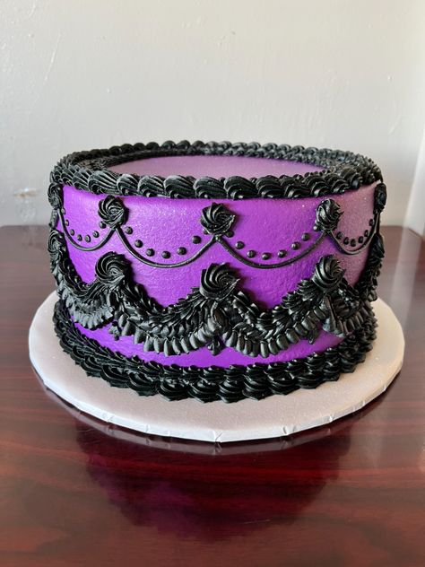 Easy Wednesday Addams Cake, Goth Birthday Cake Ideas, Addams Family Cake Ideas, Black And Purple Cake Ideas, Black And Purple Birthday Cake, Witch Cake Birthdays, Pastel Merlina Addams, Purple Black Cake, Emo Cakes Birthdays