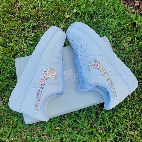 Sneakers Air Force, Custom Nike Air Force 1, Red Wedding Shoes, Shoes For School, Take A Risk, Custom Shoes Diy, Hype Clothing, Trendy Shoes Sneakers, Air Force 1 Custom