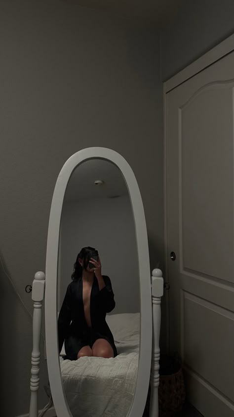 Full Length Mirror Pics, Thrist Traps Aesthetic, Bedroom Pics Insta, Thirst Trap Instagram Ideas Bedroom, Room Picture Ideas Instagram, Bed Pictures Woman, Nude Bathroom Mirror Selfie, Thrist Traps Mirror, Spicy Mirror Poses