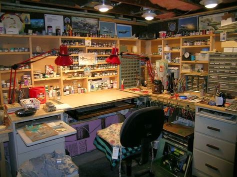 URBI-ET-ORBI……My Bucket List Journals.: Scale Modeling: Making a Portable Modeling Workstation Hobby Room Design, Apartemen Studio, Hobby Desk, Electronic Workbench, Workbench Plans, Hobby Room, Home Workshop, Desk Space, Garage Workshop