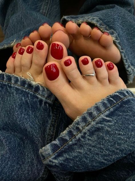 Aesthetic Feet Nail Polish, Dark Pink Pedicure, Winter Toenails 2024, Toe Rings Aesthetic, Cherry Red Pedicure, November Toe Nail Colors, Cherry Red Toenails, August Pedicure Ideas, Pedicure Color Vino