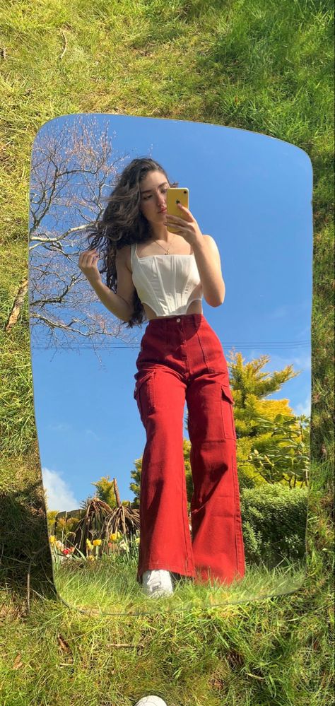 ootd vibes Red Flare Pants Outfit, Red Corset Outfit, Red Trousers Outfit, Red Outfit Casual, Red Jeans Outfit, Outfit Pantalon Rojo, Rich Girl Style, Red Pants Outfit, Red And White Outfits