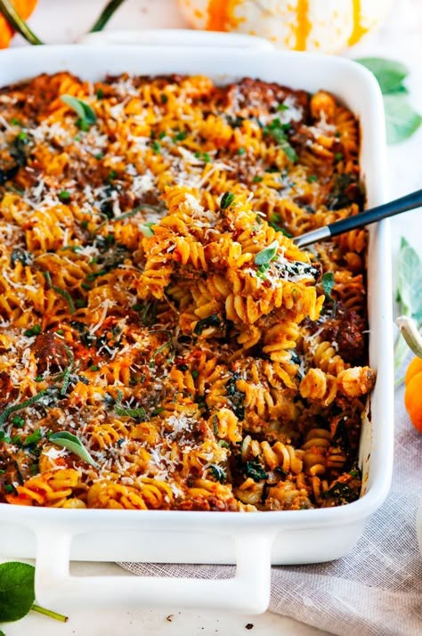 Pumpkin Sausage Spinach Pasta Bake - An easy, delicious pasta casserole dinner done in 30 minutes with all your favorite autumn flavors! #pasta #bake #casserole #autumn #fall #pumpkin #dinner #sausage #sage #ricotta #sage #easy #recipe #30minutes Pasta Bake Casserole, Fall Casseroles, Sausage Spinach Pasta, Pumpkin Sausage, Pumpkin Casserole, Spinach Pasta Bake, Sausage Spinach, Sage Sausage, Pumpkin Pasta