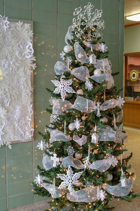 SNOWFLAKE CHRISTMAS TREE Snowflake Themed Christmas Tree, Tree Theme Ideas, Christmas Tree Theme Ideas, Christmas Snowflakes Crafts, Snowflakes Christmas Tree, Snowflake Crafts, Corkboard Ideas, Christmas Tree Theme, Winter Christmas Tree