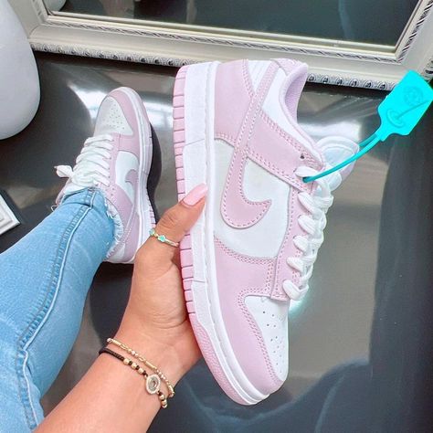 Pink Jordan Dunks, Air Jordan Rosa, Jordan Rosas, Jordan Rosa, Custom Dunks, Pink Nike Shoes, Trendy Shoes Sneakers, Nike Fashion Shoes, Preppy Shoes