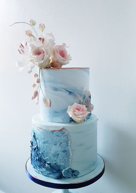 Debut Cake 18th Elegant Blue, Blue Cake With Pink Flowers, Shades Of Blue Cake Ideas, Shades Of Blue Cake, Blue And Pink Wedding Cake, Rose Cake Decorating, Wedding Cake Dark, Wedding Cake Icing, Debut Cake