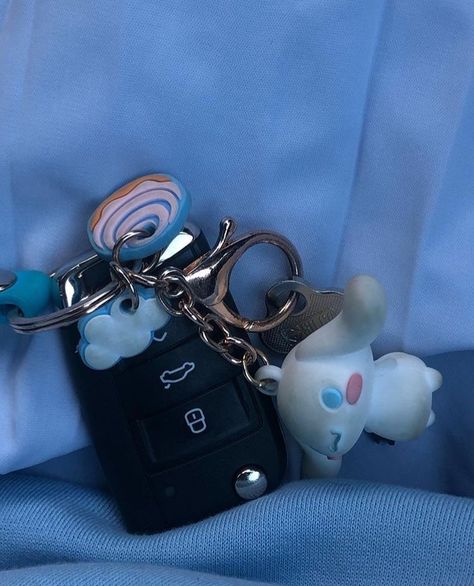 Car Keys Keychain Ideas Aesthetic, Sanrio Car Accessories, Aesthetic Car Keys, Car Keychain Aesthetic, Car Keys Aesthetic, Keys Aesthetic, Car Keychain Ideas, Car Keys Keychain, Keys Keychain