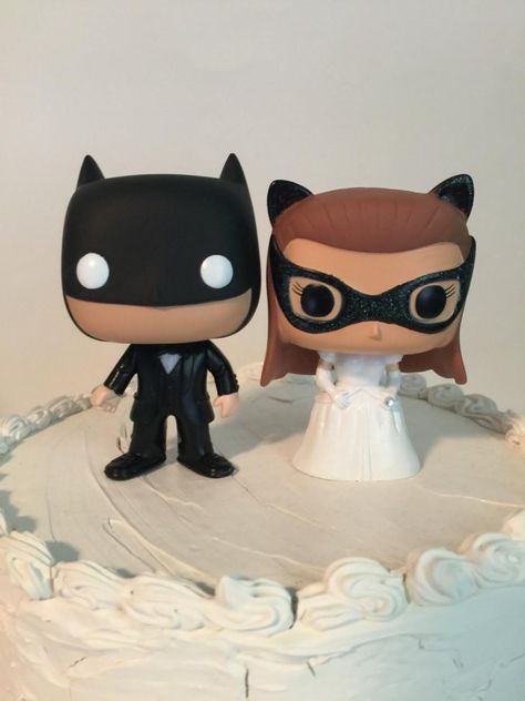 Custom wedding toppers (Funko Pop) Batman And Catwoman Wedding, Funko Pop Wedding, Catwoman Wedding, Custom Wedding Toppers, White Ballgown, Cake Batman, Pop Wedding, Funko Pop Batman, Batman Wedding