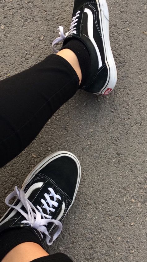 Black Vans Outfit, Vans Aesthetic, Vans Old School, Shoes Wallpaper, Tenis Vans, Vans Outfit, Pink Wedges, Girl Friendship, Vans Style