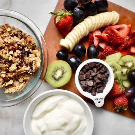 Build your own food stations are always a hit for small or large gatherings. It's easy to think of dinner options for this idea, but why not breakfast too? This build your own parfait bar with homemade granola is perfect for such occasions. It's an easy way to make sure everyone gets what they want. You could even make it a "bring your own" scenario where everyone brings their favorite toppings to share! Find the recipe linked in our bio and let us know what your favorite build your own ex... Parfait Bar, Food Stations, Dinner Options, Homemade Granola, But Why, Eating Plans, Build Your Own, The Recipe, Granola