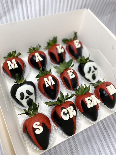 Chocolate Covered Strawberries Halloween For Boyfriend, Karol G Chocolate Covered Strawberries, Halloween Theme Chocolate Covered Strawberries, Chucky Themed Chocolate Covered Strawberries, Ghost Face Chocolate Covered Strawberries, Easy Halloween Strawberries, Chocolate Dipped Strawberries Ideas, Ghost Face Strawberries, Cover Chocolate Strawberries Ideas